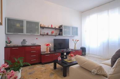 Appartamento di 95 m² con 3 locali e box auto a Pe