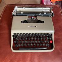 Macchina da scrivere Olivetti Lettera 22