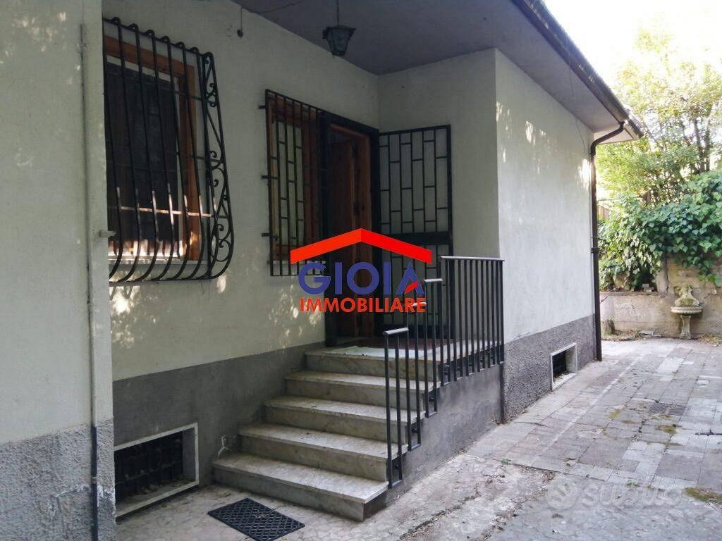 Rustico / Casale di 5240 m² con più di 5 locali e - Altro