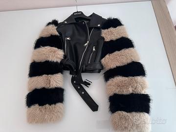 Giacca biker nera con maniche in eco-pelliccia