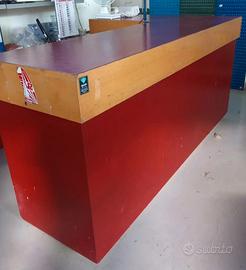 Bancone in legno per arredo negozi