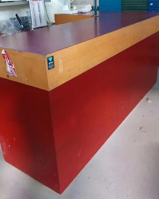 Bancone in legno per arredo negozi
