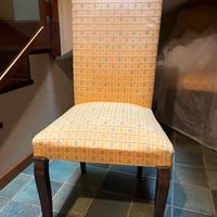 Sedie in legno rivestite in tessuto