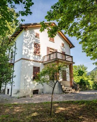 Villa di 286 m² con 5 locali e box auto doppio a C