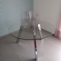 Tavolo rotondo di vetro e gambe in acciaio