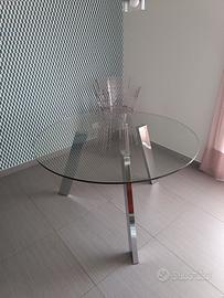 Tavolo rotondo di vetro e gambe in acciaio