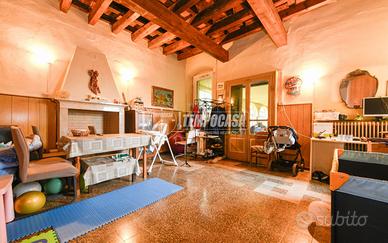 Ampia soluzione indipendente di 258 mq con giardin