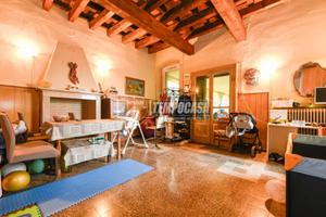 Ampia soluzione indipendente di 258 mq con giardin