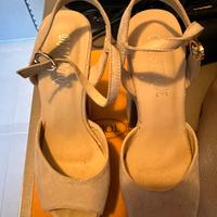 Sandalo con tacco in camoscio rosa cipria