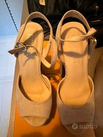 Sandalo con tacco in camoscio rosa cipria