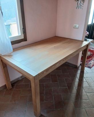 Robusto tavolo in legno 6 posti