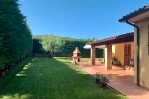 Villetta libera su 4 lati circondata da giardino