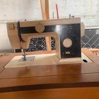Macchina da cucire con mobile