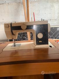 Macchina da cucire con mobile