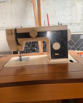 Macchina da cucire con mobile