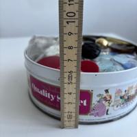 Scatola strapiena di bottoni nuovi gr 430 vari