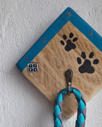 Porta guinzaglio artigianale in legno di recupero