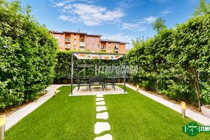 2 LOCALI CON GIARDINO