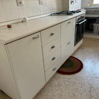 Cucina completa di piano cottura e forno