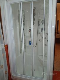 Doccia con getti d'acqua idromassaggio