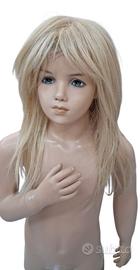 Manichino bambina vetrina negozio abbigliamento