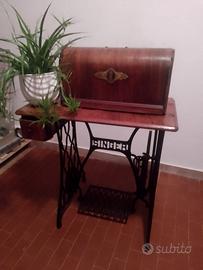 Macchina da cucire d’epoca con mobile in legno