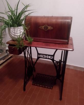 Macchina da cucire d’epoca con mobile in legno