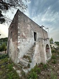 Caseggiato anni '900 con terreno edificabile