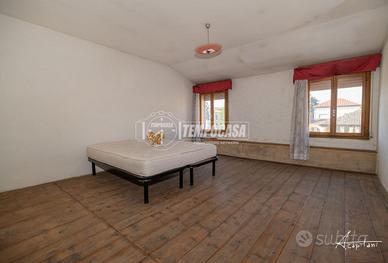Porzione di casa con negozio e giardino - Centro d