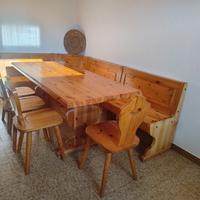Tavolo con cassapanca ad angolo e 4 sedie