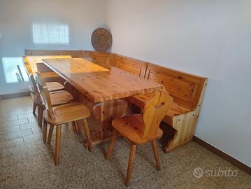 Tavolo con cassapanca ad angolo e 4 sedie
