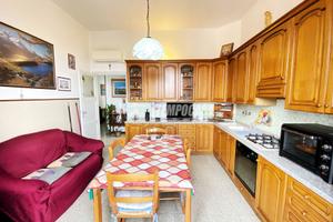 4 LOCALI IN BUONO STATO AL 3 PIANO