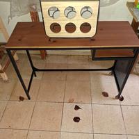 scrivania e cantinetta + attrezzo per l'orto