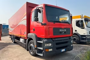 MAN TGA tre assi 6x2 furgone e sponda