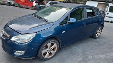 OPEL ASTRA 2012 SOLO PER RICAMBI