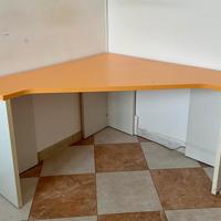 Scrivania e libreria a sospensione