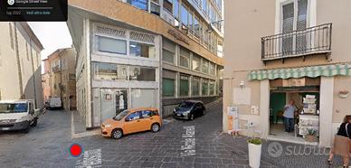 Locale tutto vetrine, presso Piazza Prefettura