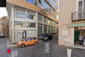 Locale tutto vetrine, presso Piazza Prefettura