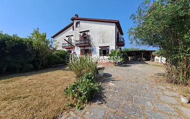 Villa Bi-Familiare con ampio Giardino