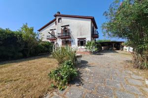 Villa Bi-Familiare con ampio Giardino
