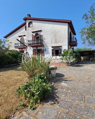 Villa Bi-Familiare con ampio Giardino
