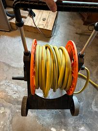 Carrello avvolgitubo da giardino con tubo