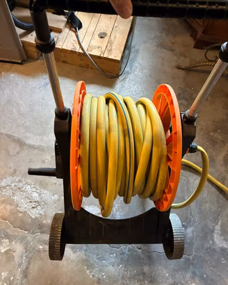 Carrello avvolgitubo da giardino con tubo