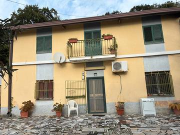 Casa indipendente su due livelli a barlaam da semi
