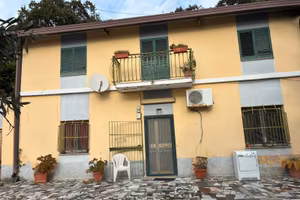 Casa indipendente su due livelli a barlaam da semi