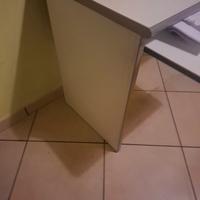 scrivania bianca in buone condizioni 