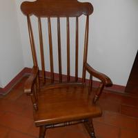 Sedia a dondolo in legno massiccio con cuscino