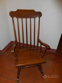 Sedia a dondolo in legno massiccio con cuscino