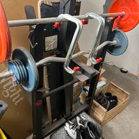 Pesi palestra con bilancieri e manubri