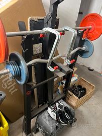 Pesi palestra con bilancieri e manubri